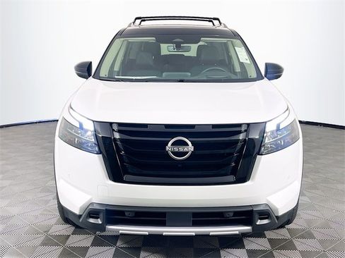 New 2025 Nissan Pathfinder Platinum image 3