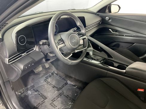 Used 2023 Hyundai Elantra SEL w/ Convenience Package FWD image 9