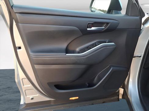 Used 2021 Toyota Highlander XLE image 23