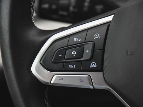Used 2025 Volkswagen Tiguan SE AWD/4WD image 25