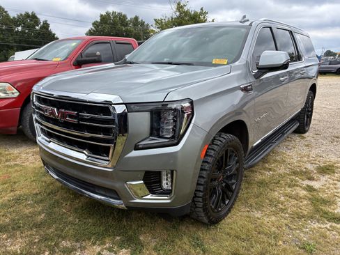 Used 2023 GMC Yukon XL SLT w/ SLT Premium Package AWD/4WD image 3