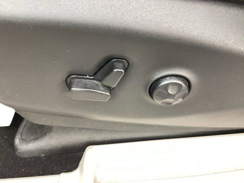 Used 2024 Chrysler Pacifica Touring-L image 18