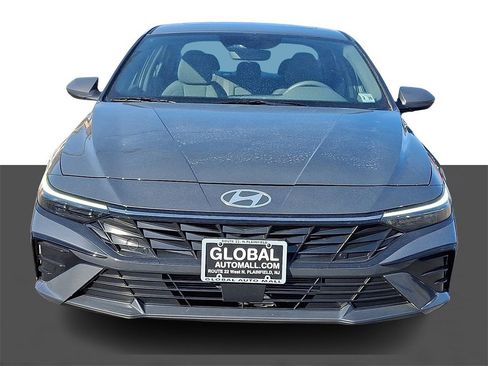 Used 2025 Hyundai Elantra SEL image 2