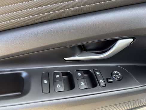Certified 2025 Hyundai Elantra Limited FWD image 12