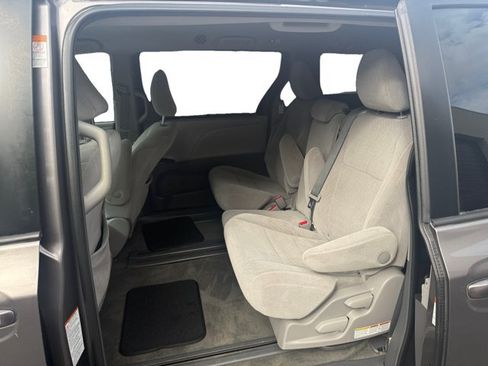 Used 2017 Toyota Sienna LE FWD image 11