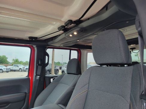 Used 2025 Jeep Wrangler Unlimited Sahara AWD/4WD image 24