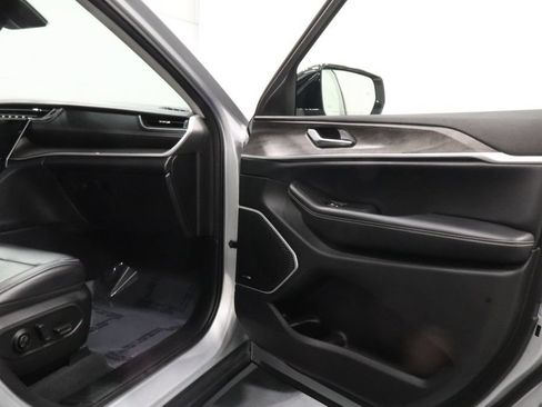 Used 2023 Jeep Grand Cherokee L Limited AWD/4WD image 13