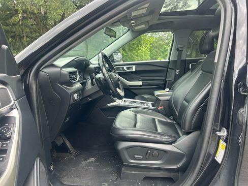 Used 2021 Ford Explorer XLT w/ Equipment Group 202A AWD/4WD image 8