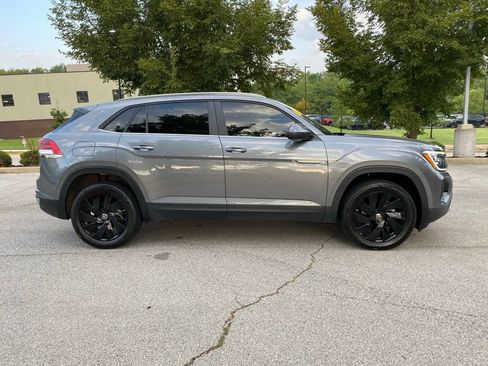 Used 2025 Volkswagen Atlas Cross Sport SE AWD/4WD image 9