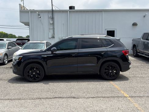 Used 2023 Volkswagen Taos SE w/ Panoramic Sunroof Package FWD image 6