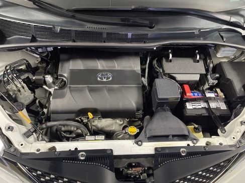 Used 2015 Toyota Sienna L image 9