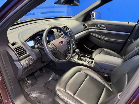 Used 2019 Ford Explorer XLT w/ Equipment Group 202A AWD/4WD image 11