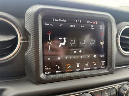 Used 2018 Jeep Wrangler Unlimited Sahara image 22