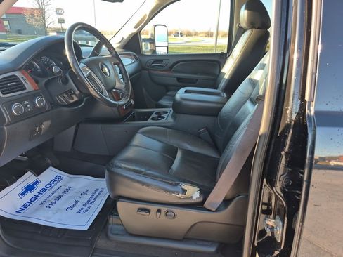 Used 2011 Chevrolet Silverado 2500 LTZ w/ LTZ Plus Package image 9