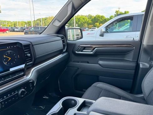 Used 2023 Chevrolet Silverado 1500 LT AWD/4WD image 19