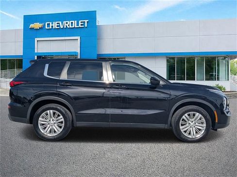 Used 2023 Mitsubishi Outlander ES image 2