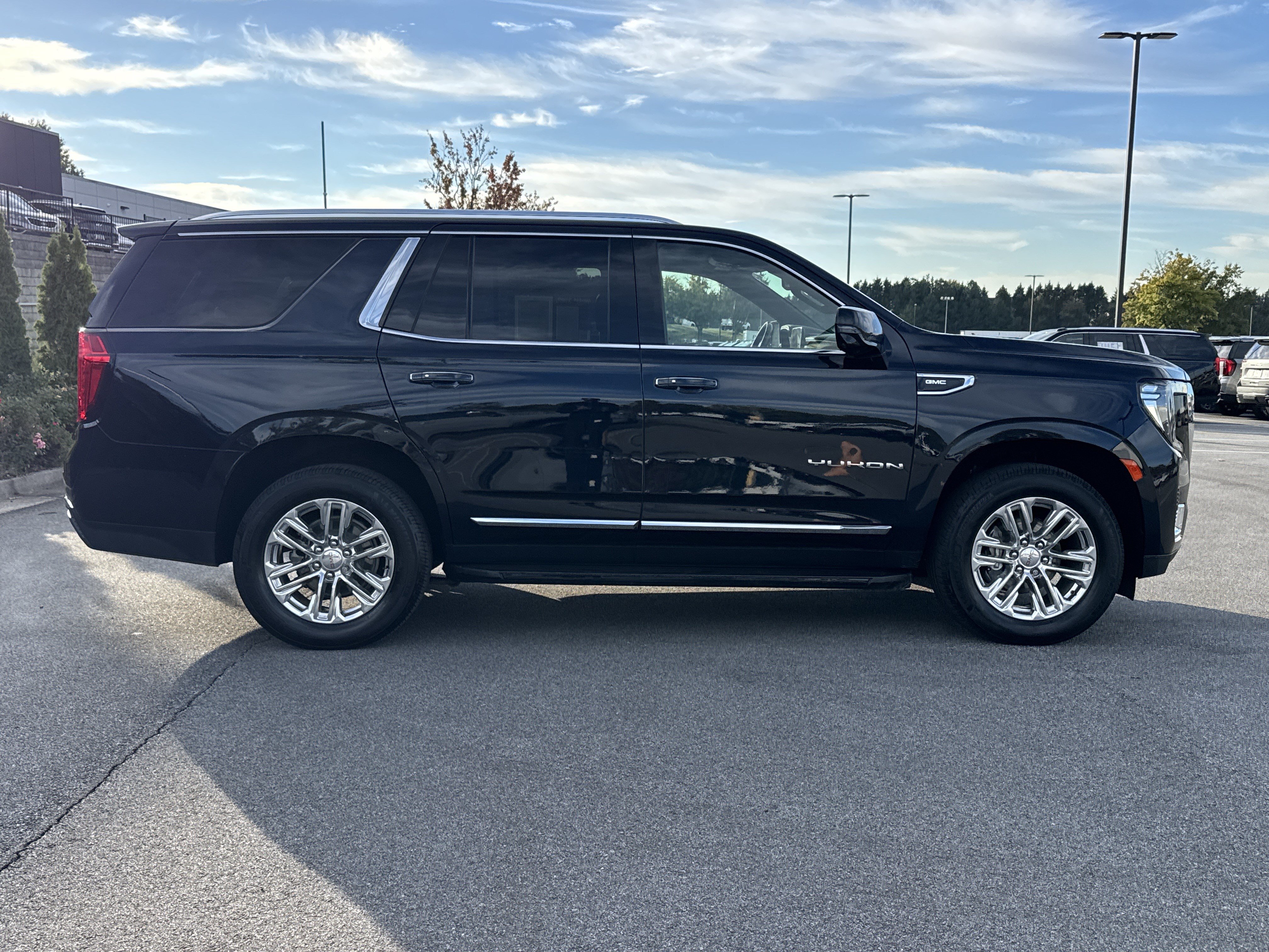 Used 2022 GMC Yukon SLT w/ SLT Premium Package AWD/4WD image 11