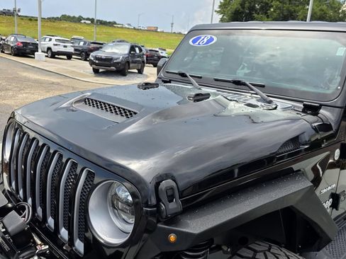 Used 2018 Jeep Wrangler Unlimited Sahara AWD/4WD image 33