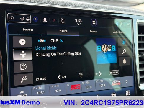Used 2023 Chrysler Pacifica Limited FWD image 26