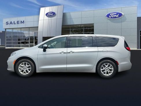 Used 2023 Chrysler Pacifica Touring-L FWD image 5