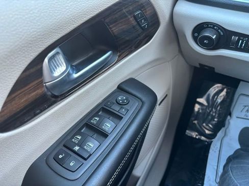 Used 2022 Chrysler Pacifica Limited image 12