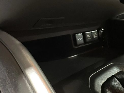 Used 2021 Toyota Highlander LE AWD/4WD image 25