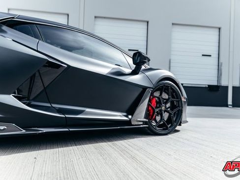 Used 2025 Lamborghini Revuelto image 37