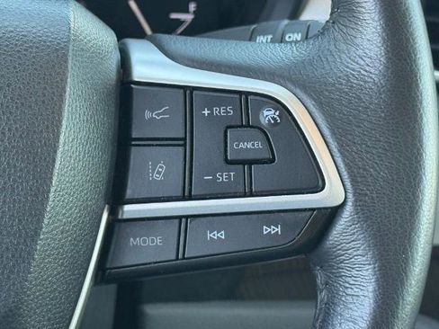 Used 2024 Toyota Sienna XLE FWD image 25