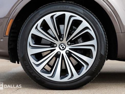 Used 2024 Bentley Bentayga Azure image 8