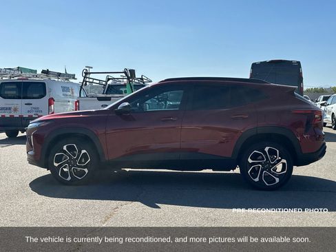 Used 2025 Chevrolet Trax RS w/ Sunroof Package FWD image 3