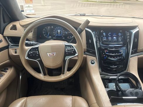 Used 2018 Cadillac Escalade Platinum AWD/4WD image 11