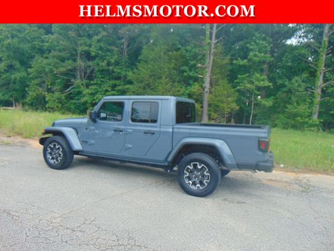 Certified 2024 Jeep Gladiator Sport w/ Premium Package AWD/4WD image 5