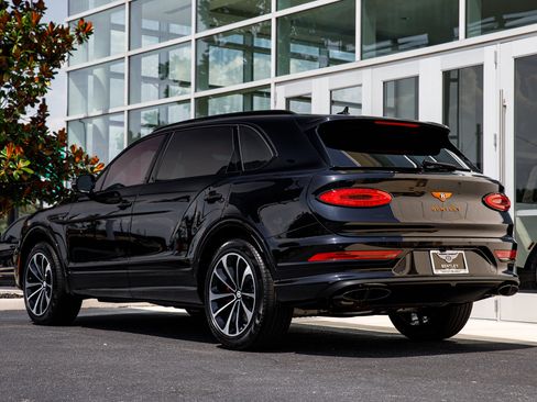 Certified 2023 Bentley Bentayga Extended Wheelbase AWD/4WD image 11
