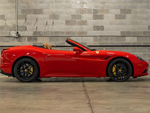 Used 2015 Ferrari California T RWD image 10
