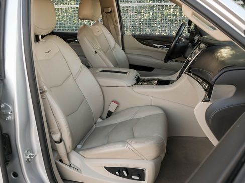 Used 2020 Cadillac Escalade ESV Luxury image 30