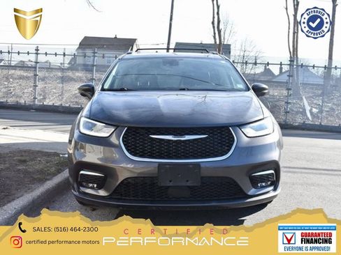 Used 2025 Chrysler Pacifica Select FWD image 1