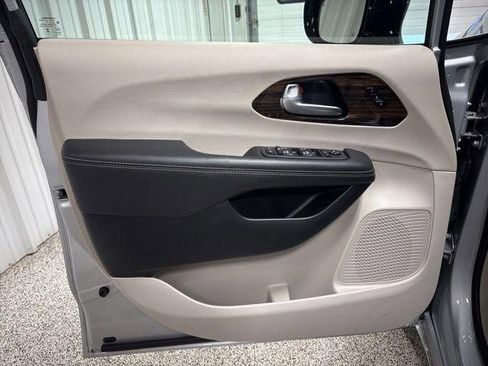 Used 2024 Chrysler Pacifica Limited image 13