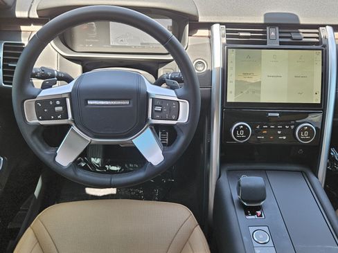 Used 2024 Land Rover Discovery Dynamic SE AWD/4WD image 23