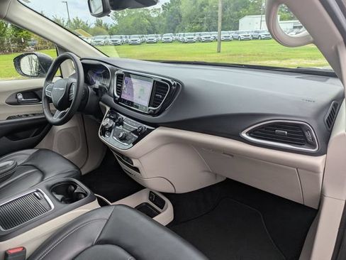 Used 2023 Chrysler Pacifica Touring-L FWD image 36