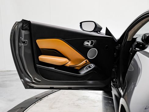 Used 2020 Aston Martin V8 Vantage Coupe image 65