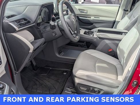 Used 2024 Toyota Sienna Limited image 5