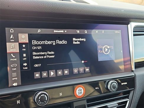 Certified 2025 Porsche Macan image 32