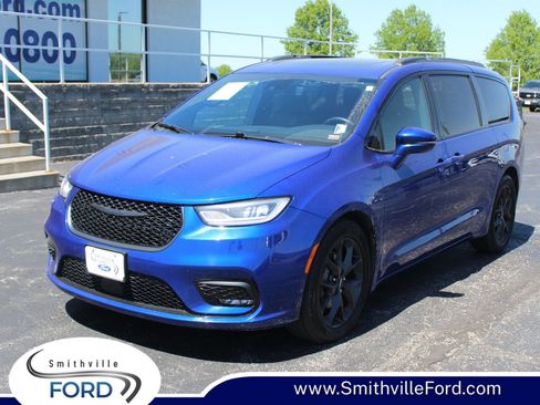 Used 2021 Chrysler Pacifica Touring-L w/ Uconnect Theater Family Group FWD image 1