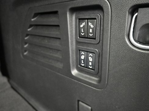Used 2024 Chevrolet Traverse RS FWD image 32