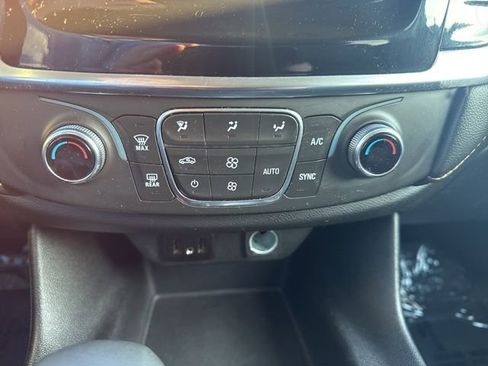 Used 2021 Chevrolet Traverse LS image 21