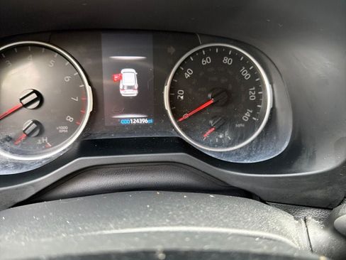 Used 2019 Toyota RAV4 XLE FWD image 2