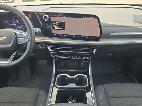 Used 2025 Chevrolet Traverse LT w/ LPO, Floor Liner Package FWD image 11