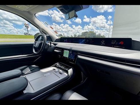 Used 2025 Lincoln Navigator Reserve AWD/4WD image 12