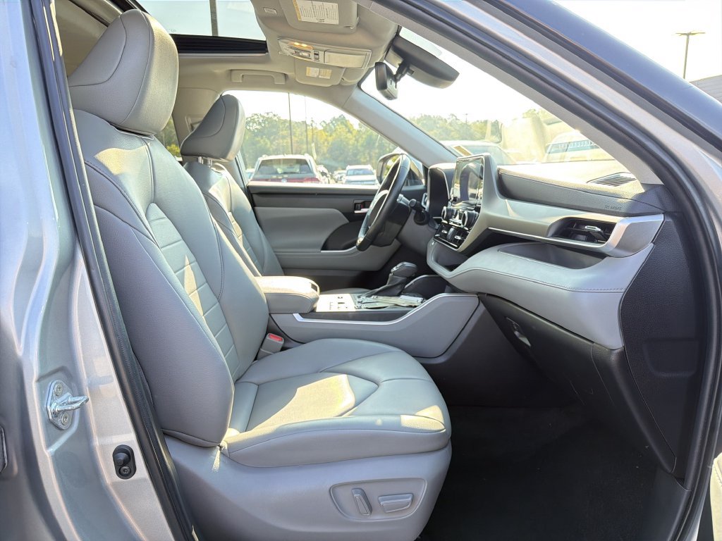 Used 2023 Toyota Highlander XLE AWD/4WD image 20