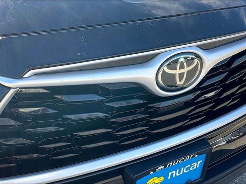 Used 2021 Toyota Highlander XLE AWD/4WD image 30